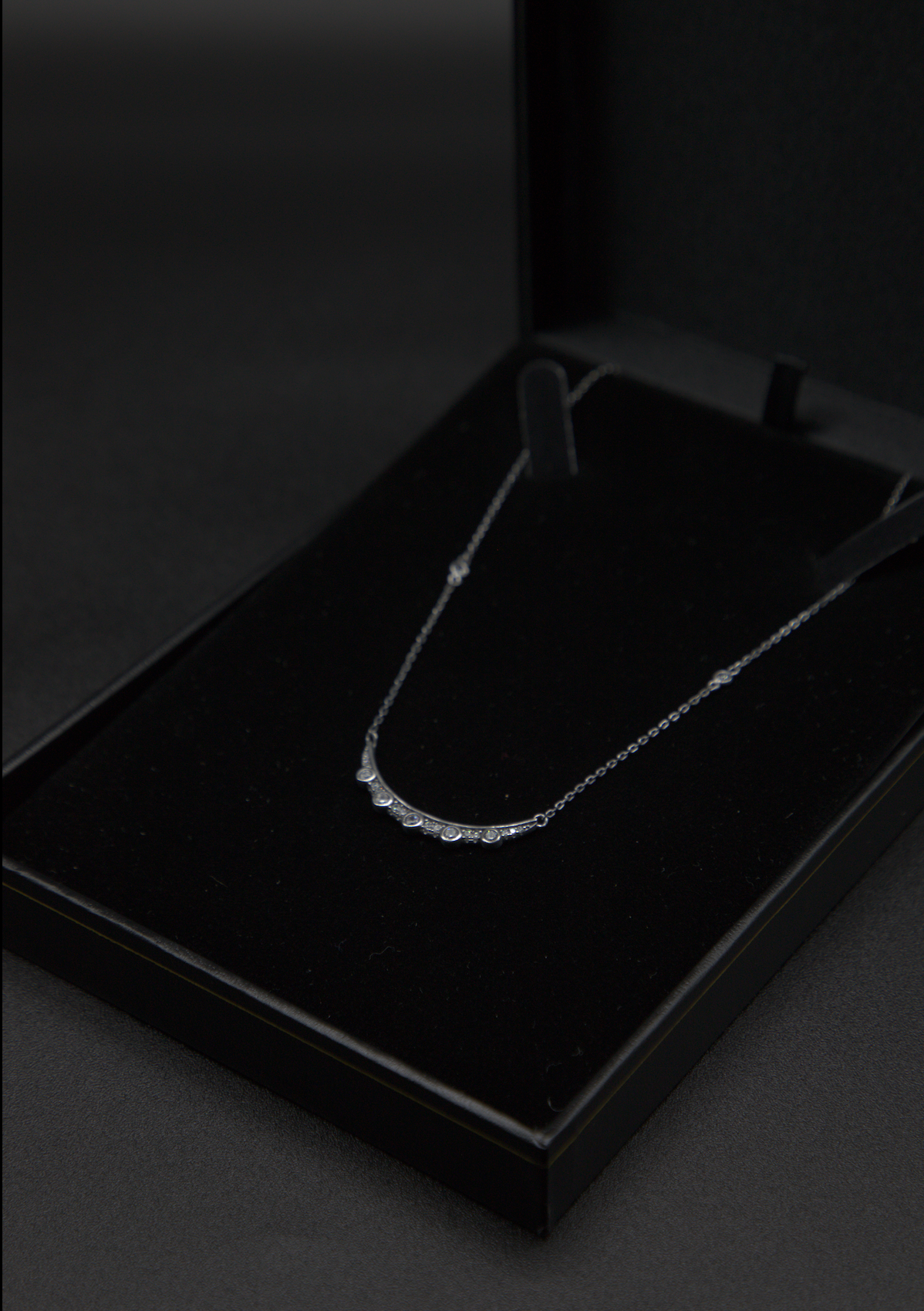 Gargantilla de plata con circonias en placa