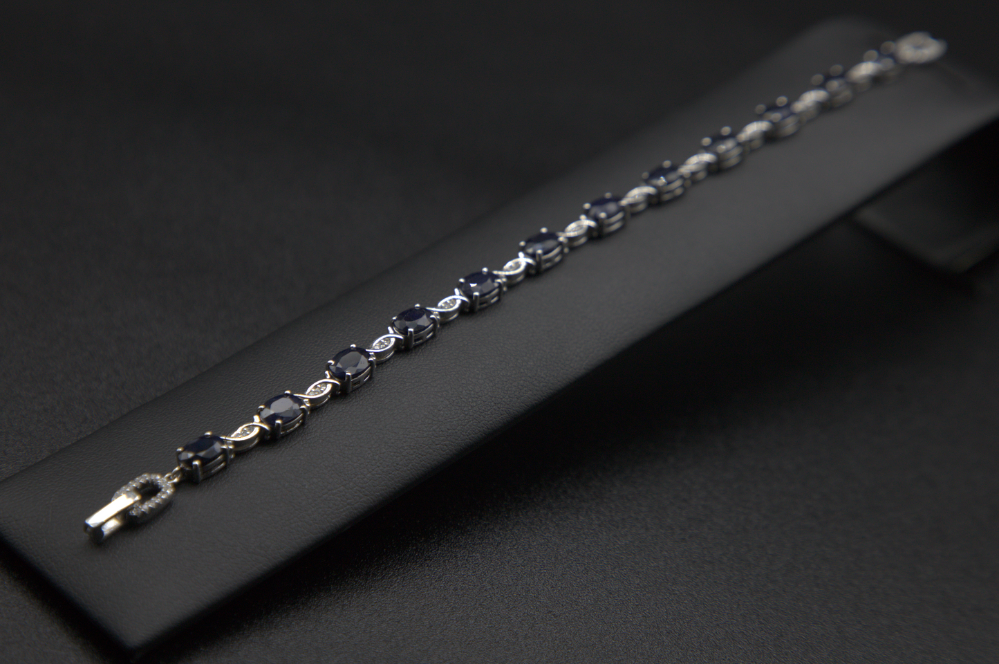 Pulsera de plata con piedra zafiro.
