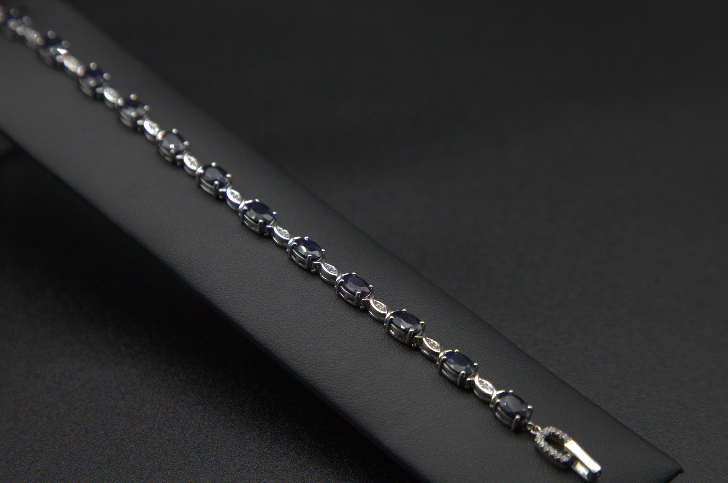Pulsera de plata con piedra zafiro.