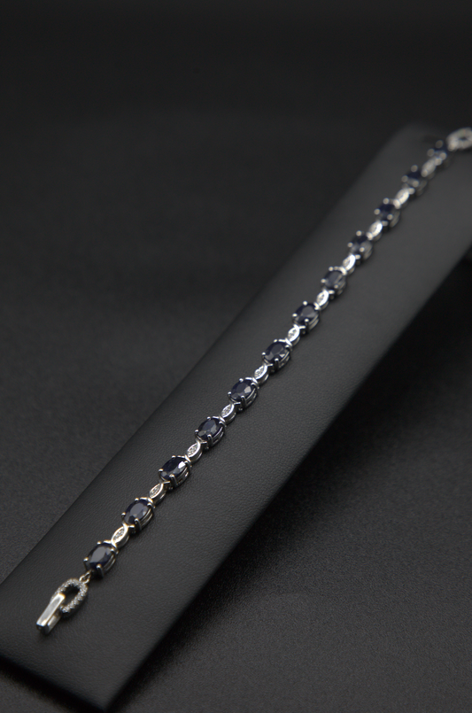 Pulsera de plata con piedra zafiro.
